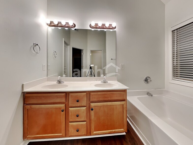 Building Photo - 308 Downing Creek Trl