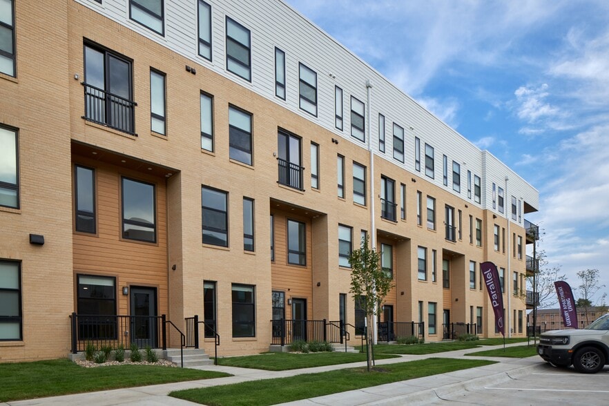 Building Photo - Parallel