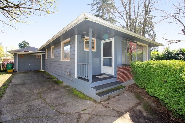 Building Photo - Delightful 3 Bedroom Mid-Century Ranch Hom...