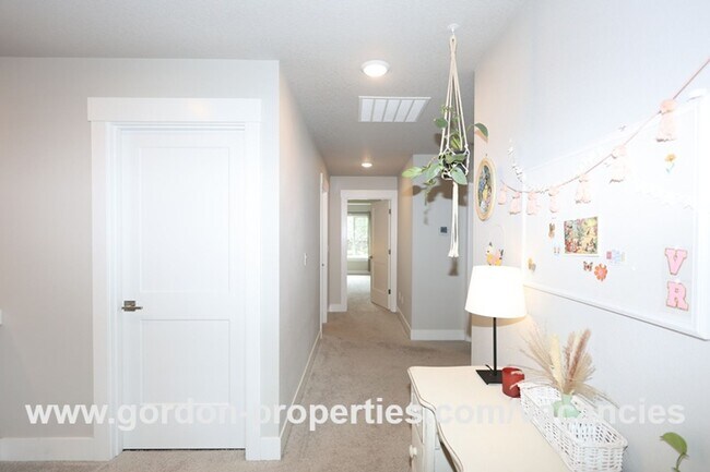 Building Photo - SE Golden Eagle Ln - 4 bedroom home in Hap...