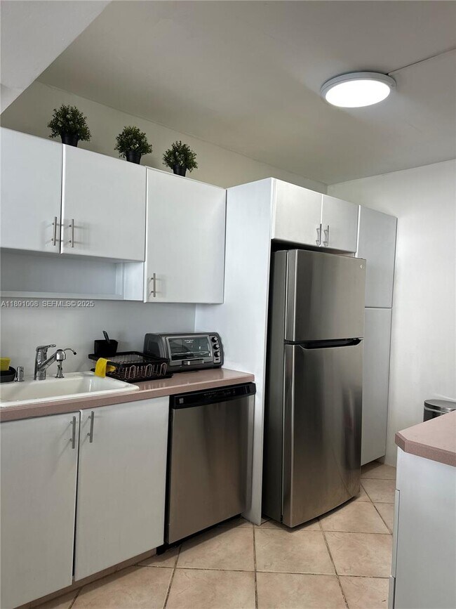 Building Photo - 3675 N Country Club Dr