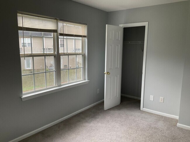 Building Photo - Charming two bedroom two and a half bath town home that is centrally located! Minutes to Camp Lej...