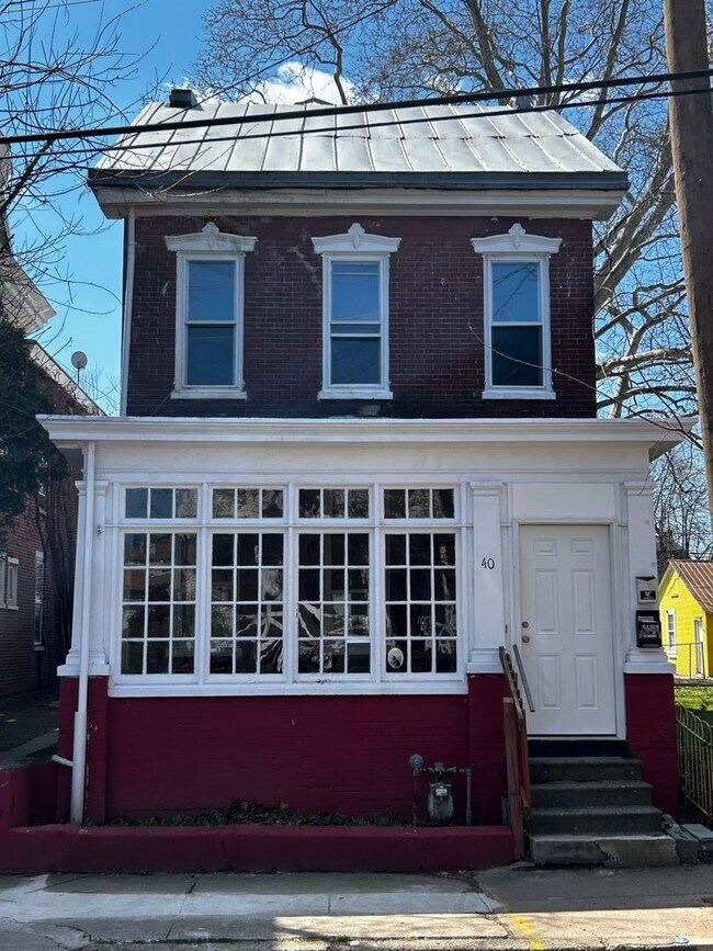 Primary Photo - 1st floor Apt, 2b/1B- Available for immedi...
