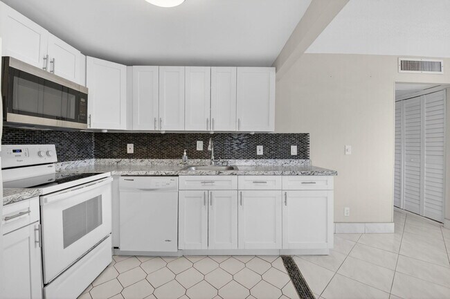 Building Photo - 195 Brittany F