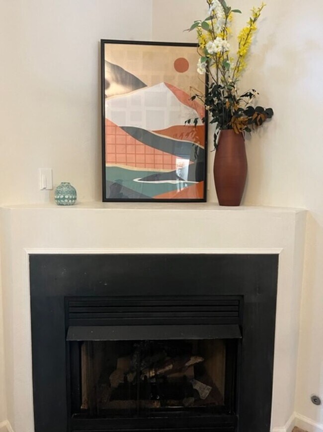 Building Photo - LARGE 3 BEDROOM TOWNHOME