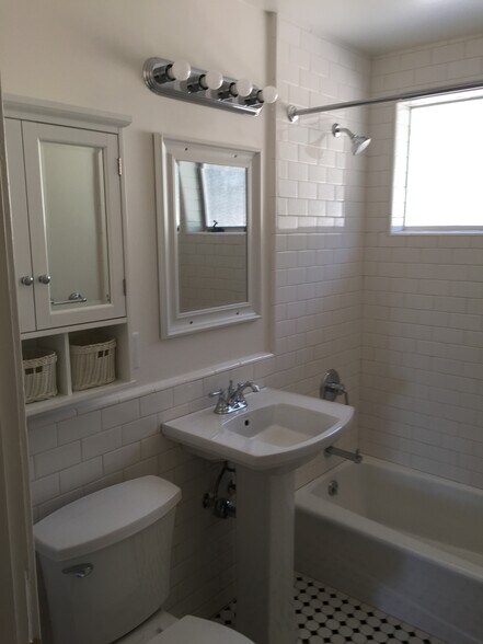 Building Photo - 774 N Daniel Way