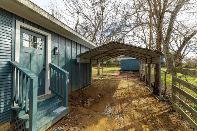 Building Photo - 102 E Val Verde St