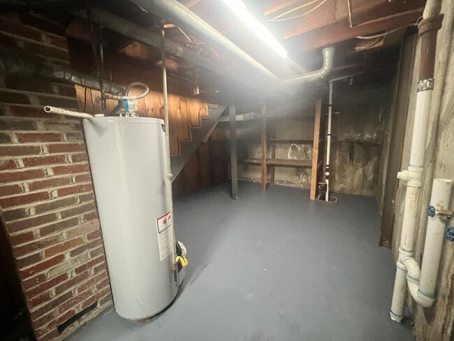 Building Photo - 4 Bedroom 1 bathroom with basement located east Wichita