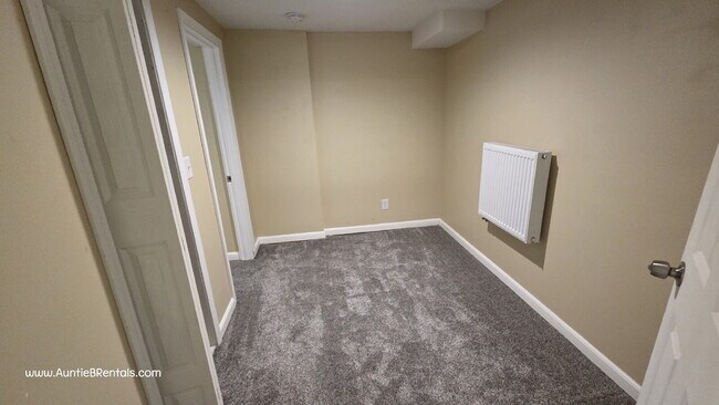 Building Photo - Quiet Studio Apartment - Check out the VIDEO TOUR