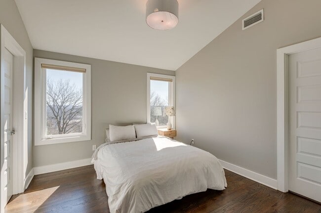 Building Photo - 4 Bedroom/3.5 Bath home overlooking the ci...