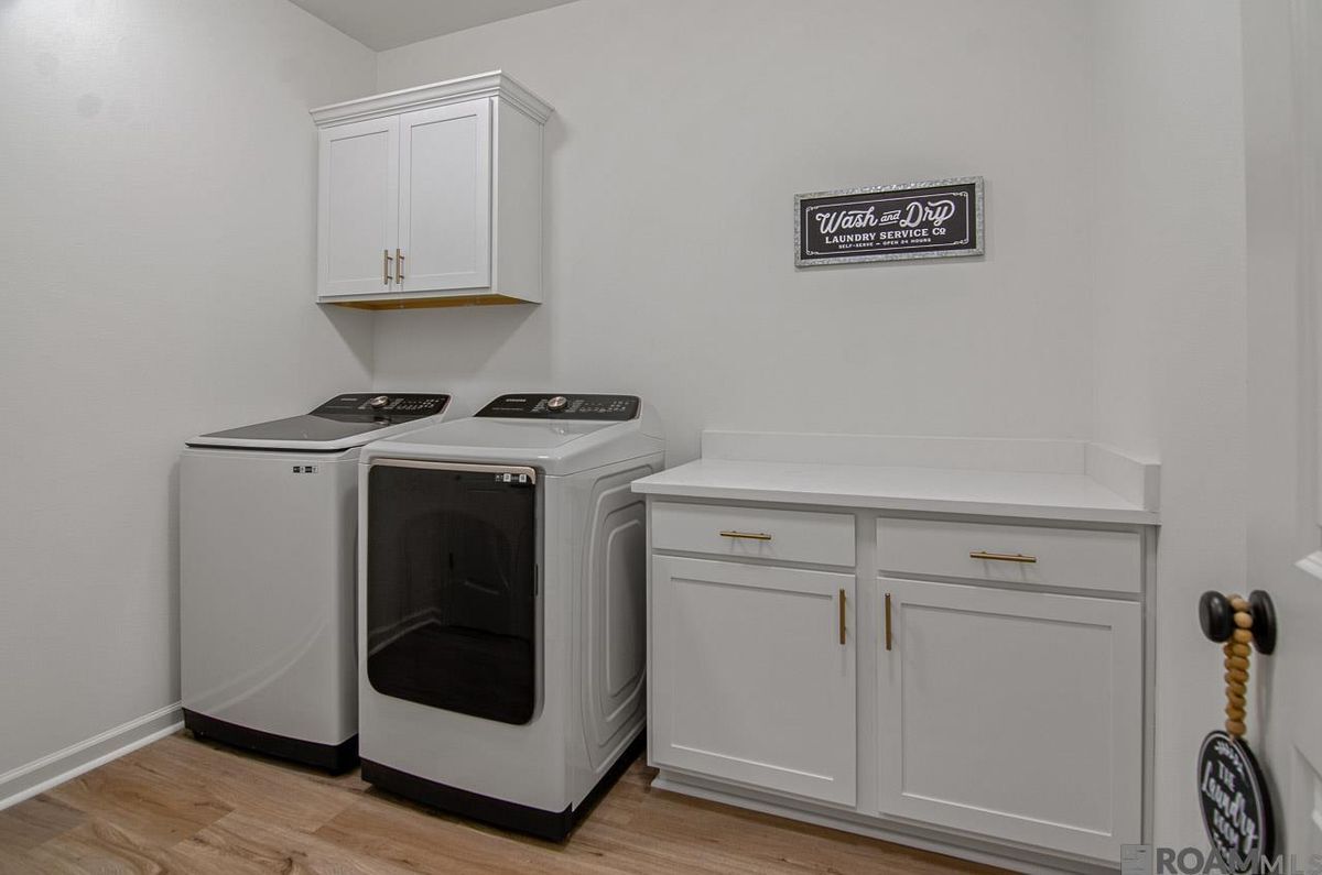 Building Photo - 5618 Cottage Lake Dr