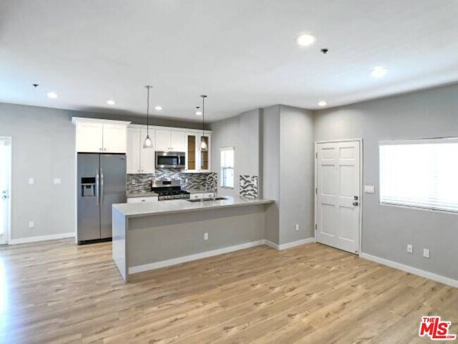 Building Photo - 10560 Santa Monica Blvd