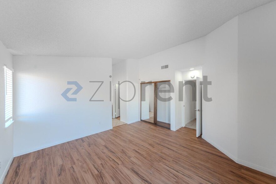 Building Photo - 5327 Meredith Ave