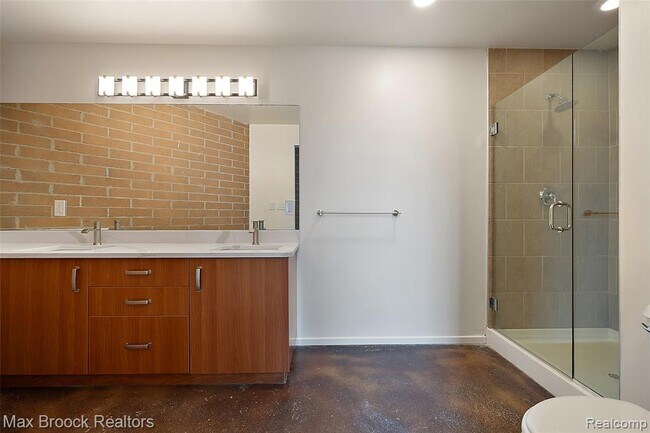 Building Photo - 333 E Parent Ave