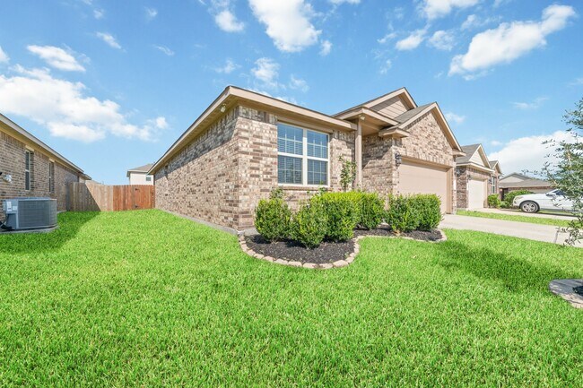 Building Photo - 6123 Yesenia St