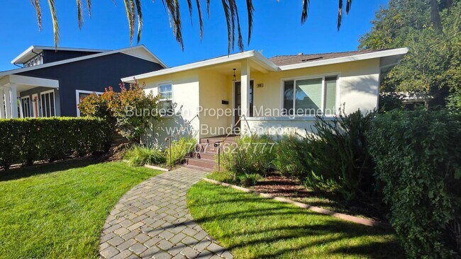 Building Photo - Charming Mid-Century Bungalow & Updated Co...