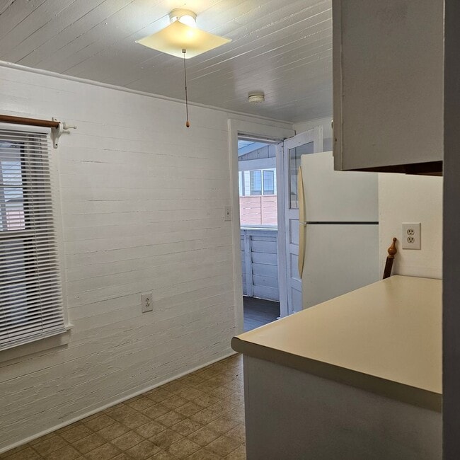 Building Photo - Small house for You