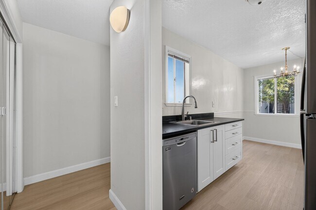 Building Photo - Beautifully Updated 2BR Condo with New Appliances & Community Pool