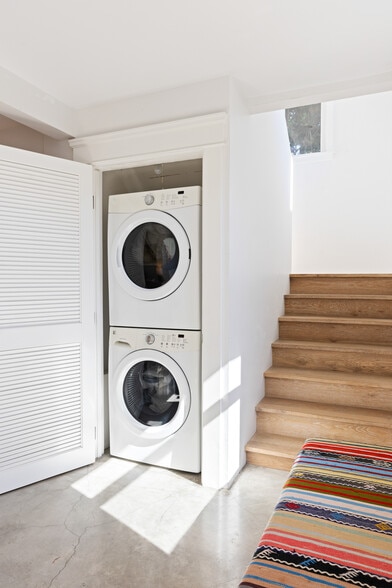 Building Photo - 241 Windward Ave