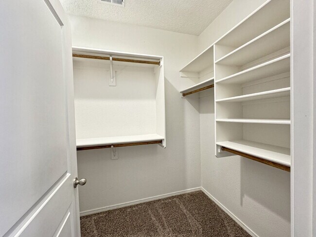 Building Photo - Stunning Cleveland Heights 3 Bedroom Home!