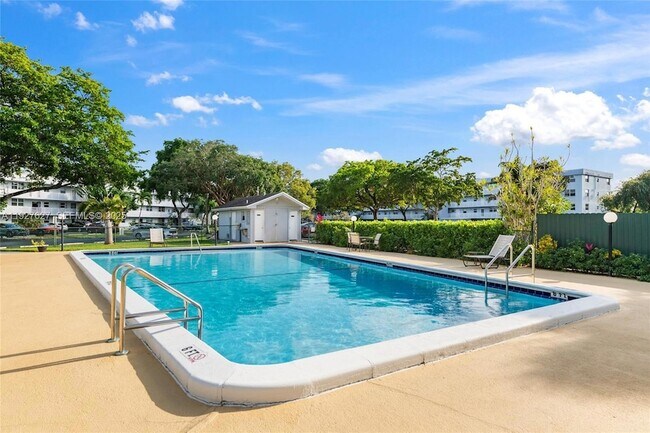 Building Photo - 116 Royal Pk Dr