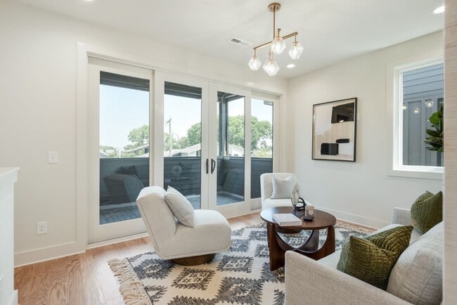 Building Photo - Stunning Salemtown Townhome!
