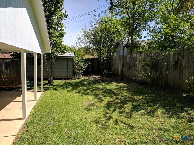 Building Photo - 1502 Stratford Dr
