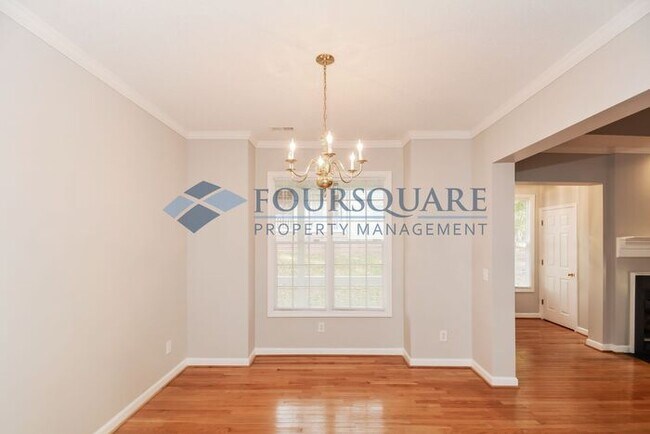 Building Photo - Townhome | 1st Floor Master Bedroom/ Full ...