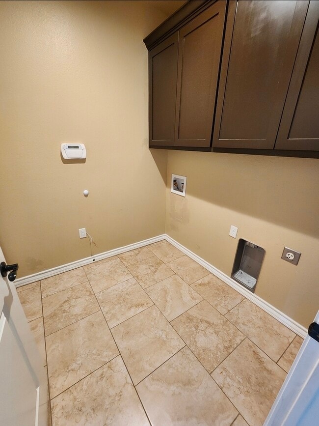 Building Photo - 3 bed 2 bath home