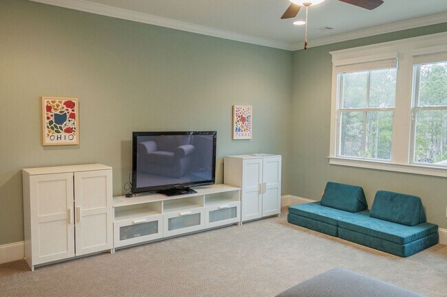 Building Photo - 4 Bedroom, 4.5 Bathroom Home!