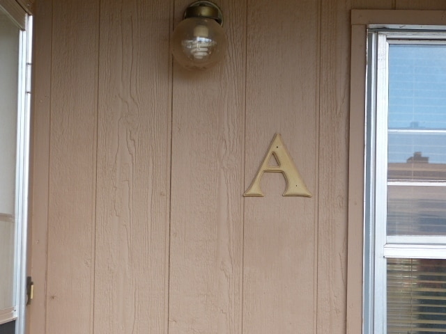 Building Photo - Spacious 2 Bedroom 1 bath with washer & dryer.