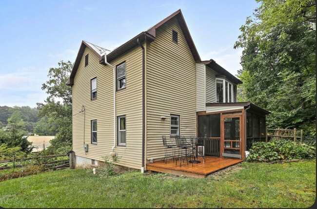 Building Photo - 707 Wilson Ave