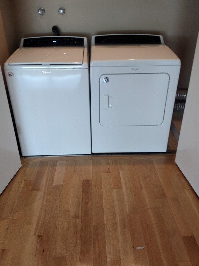 Whirlpool High Efficiency(HE)Washer Gas Dryer - 5835 Tellefson Rd
