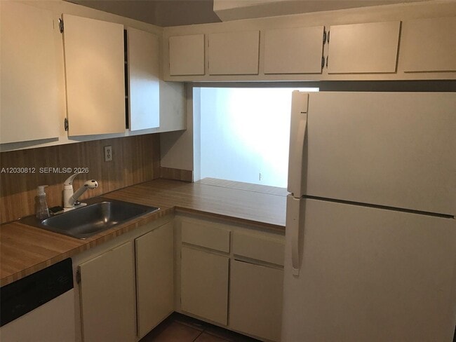 Building Photo - 1665 Bay Rd
