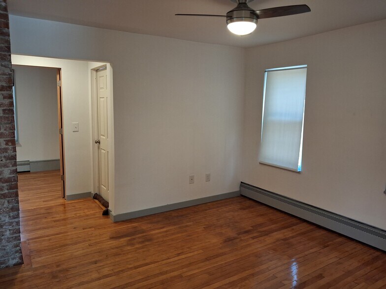 Building Photo - 10 Grand St