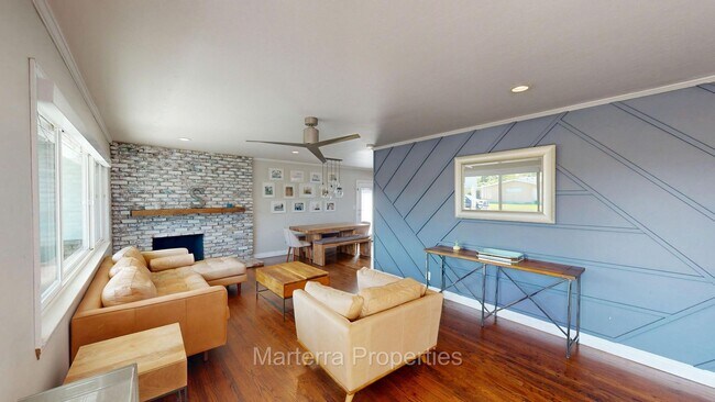 Building Photo - Beautiful Home with Pool!