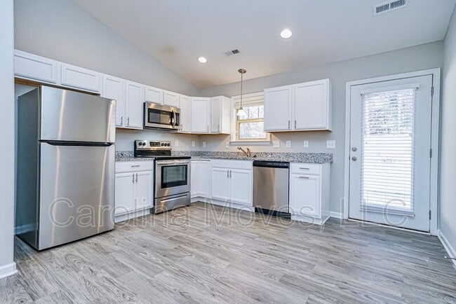 Building Photo - 352 Greymark Ln