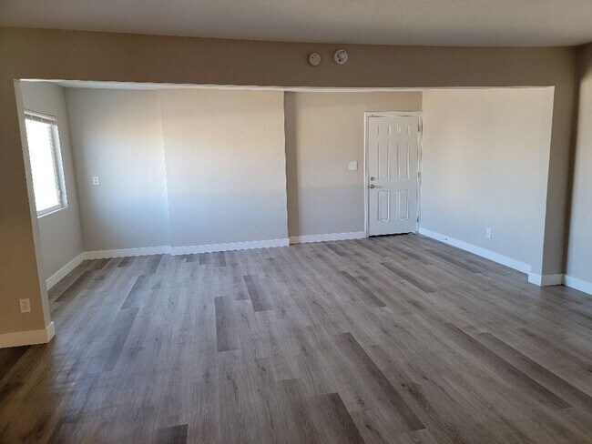 Building Photo - 3 BEDROOM**UPGRADES*CLOSE TO AREA SCHOOLS AND SHOPPING CENTERS*