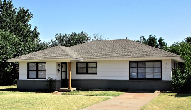 Primary Photo - Classy 3 bedroom Home!