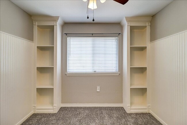 Building Photo - 2110 Encino Dr