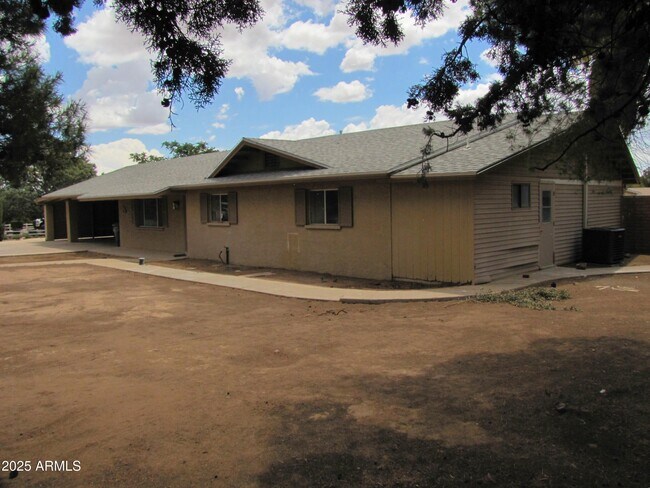 Building Photo - 947 S Cardinal Ave