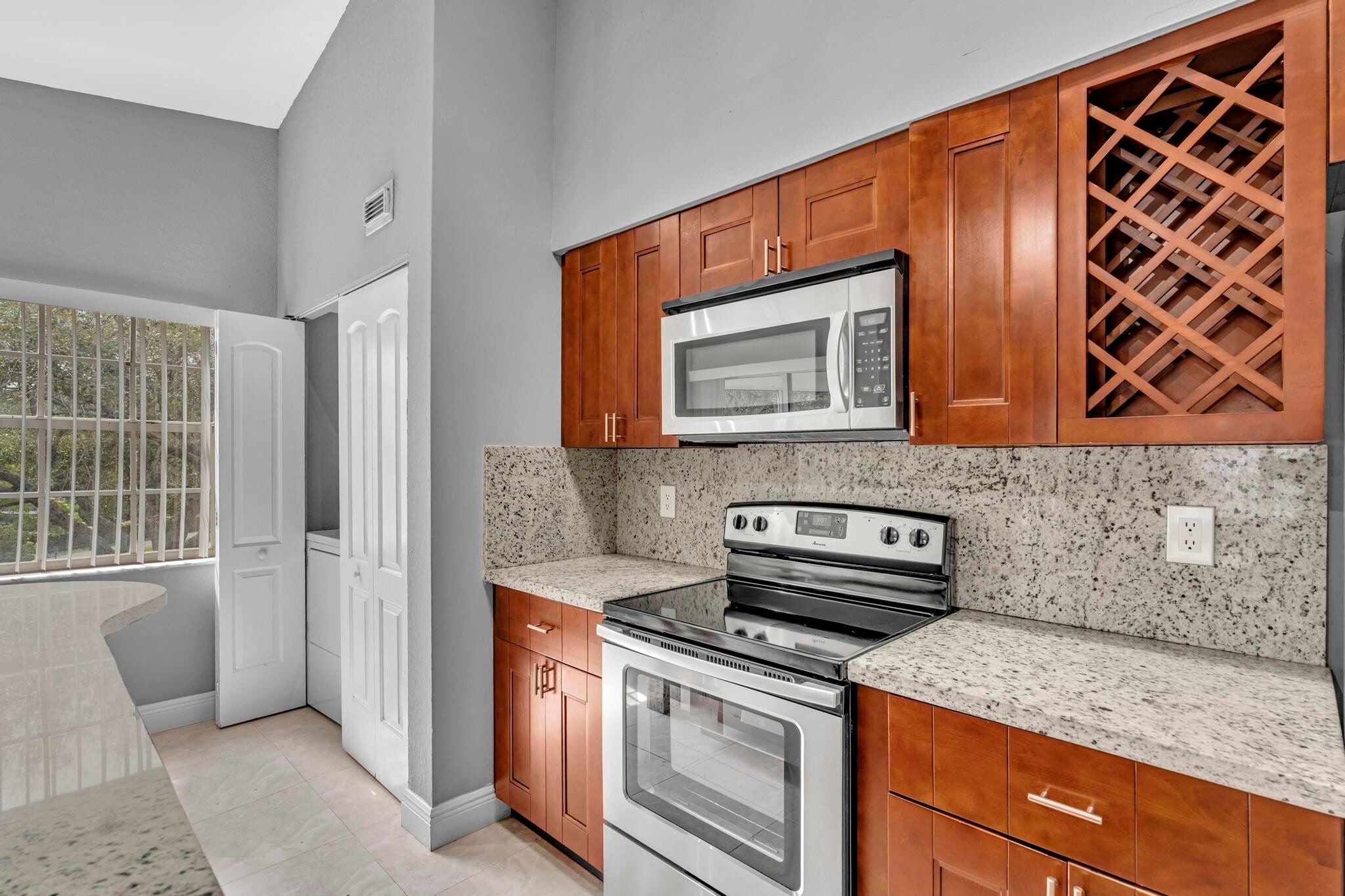 Building Photo - 1255 SW 46th Ave