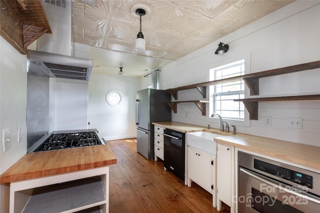 Building Photo - 3440 Oakwood Ave