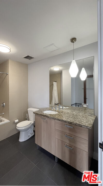 Building Photo - 460 S Spring St