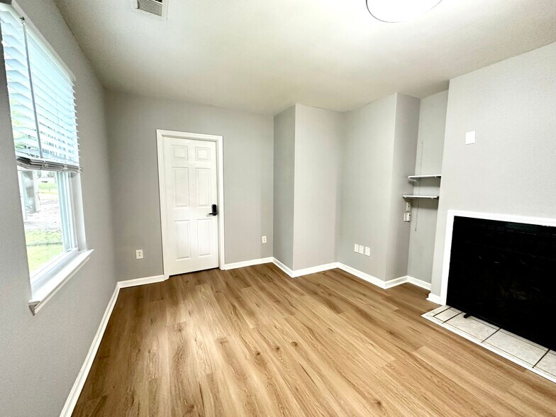 Building Photo - 2111 Highland St