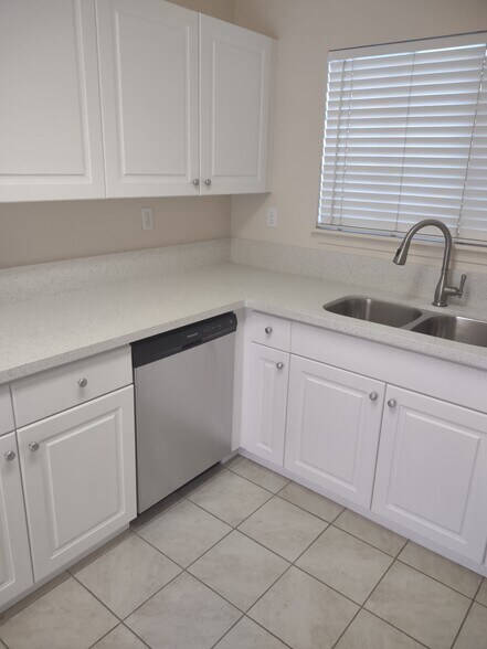 Building Photo - 1061 Mountain View Dr