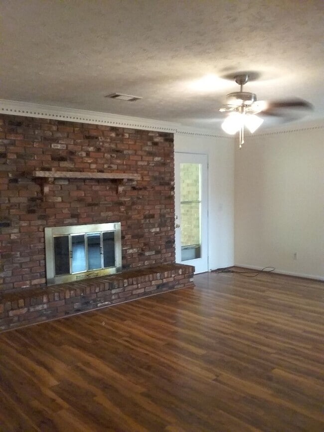 Building Photo - 7549 Crescent Dr