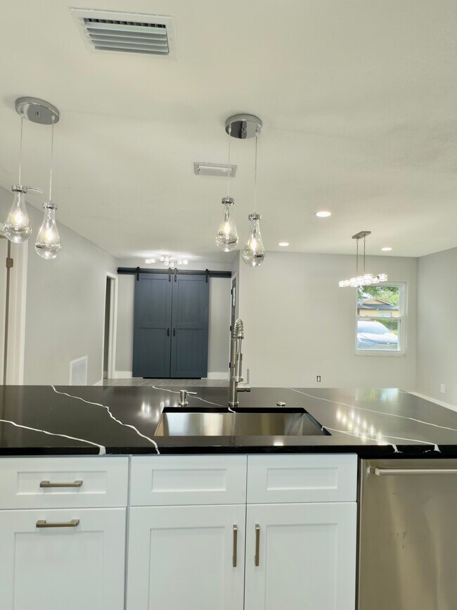 Building Photo - 409 Evergreen Dr