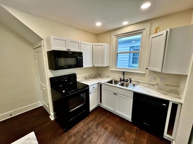 Building Photo - 604 N Park St