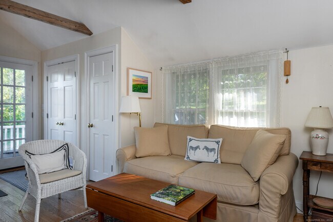 Building Photo - 62 Brush Hill Rd